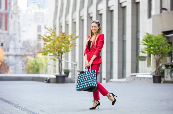 Piękna dziewczyna moda z papierowymi torbami outdos — Zdjęcie stockowe