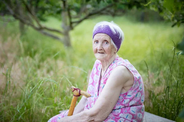 Портрет Пожилой Женщины Сидящей Скамейке Саду Смотрящей Камеру — стоковое фото