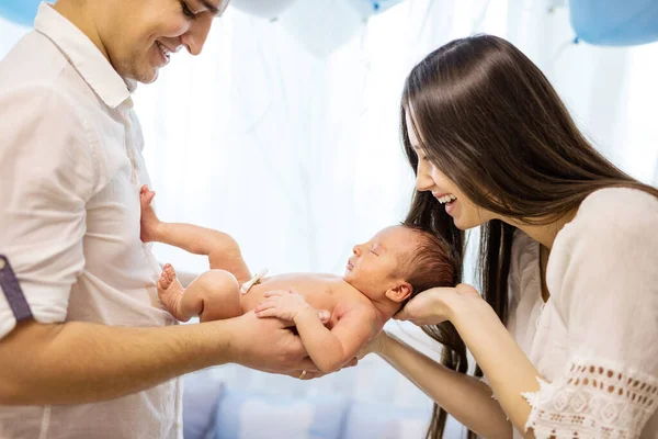 Glückliches Junges Paar Hält Neugeborenen Jungen Der Hand Und Betrachtet — Stockfoto