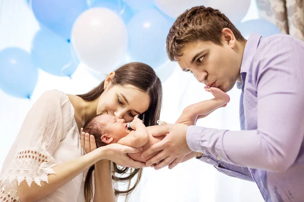 Glückliches Junges Paar Hält Und Küsst Neugeborenen Jungen — Stockfoto