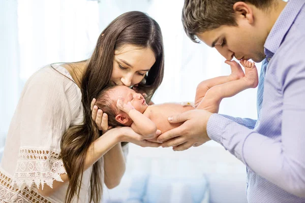 Feliz Jovem Casal Segurando Beijando Recém Nascido Menino — Fotografia de Stock