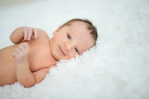 Yeni Doğmuş Erkek Bebek Yatağa Uzanıp Gülümsüyor — Stok fotoğraf