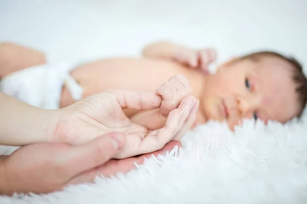 刚出生的男婴握住妈妈的大拇指 妈妈的手放在爸爸的手上手放对焦 — 图库照片