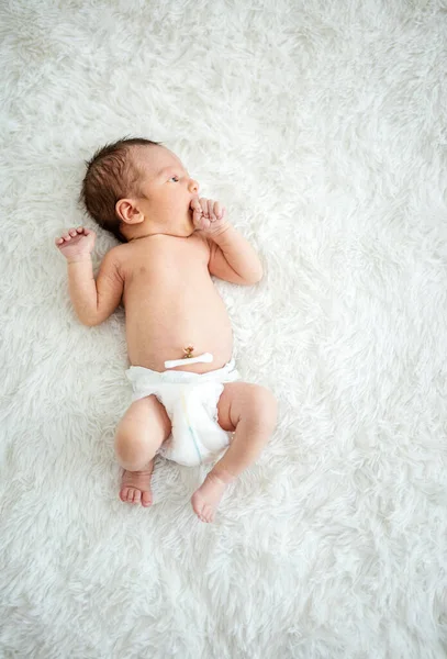 Pasgeboren Baby Jongen Liggend Bed Zuigen Zijn Vuist — Stockfoto