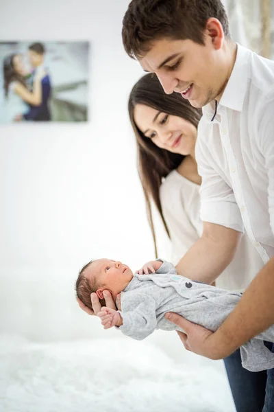 Una Pareja Joven Bebé Recién Nacido Padre Sosteniendo Hijito Mirándolo — Foto de Stock