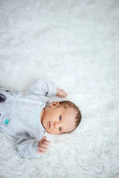 Yeni Doğmuş Erkek Bebek Yatağa Uzanıp Kollarını Hareket Ettiriyor — Stok fotoğraf
