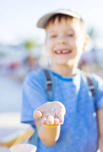 Szczęśliwy Młody Chłopiec Pokazuje Ząb Który Właśnie Stracił Ząb Dłoni — Zdjęcie stockowe