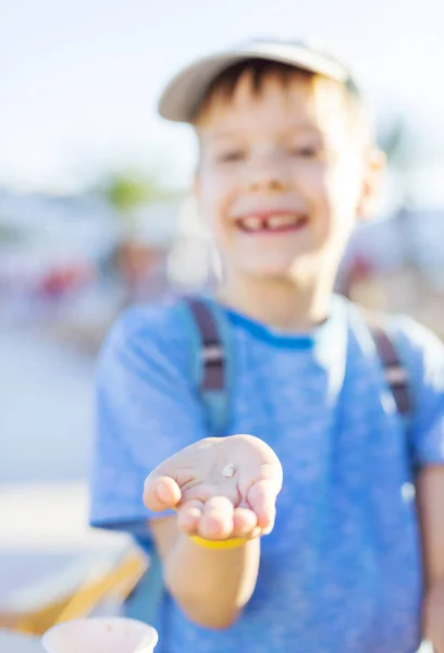 Ragazzo Felice Che Mostra Dente Che Appena Perso Dente Una — Foto Stock