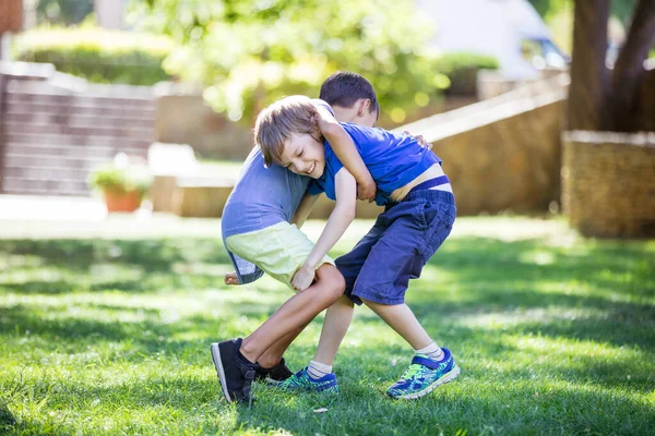 两个男孩在外面打架 在夏季公园摔跤的兄弟姐妹或朋友 兄弟间的竞争 — 图库照片