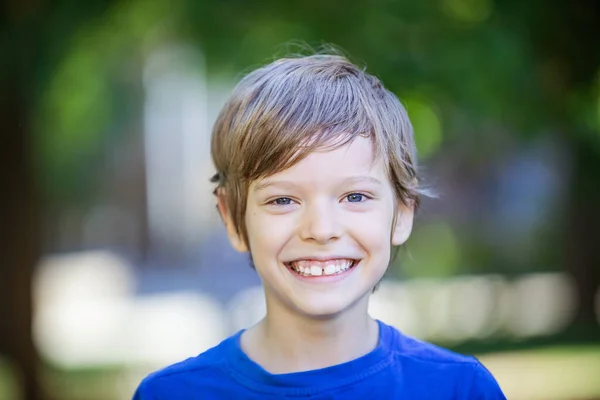 Młody Chłopiec Uśmiecha Się Patrzy Kamerę Letnim Parku — Zdjęcie stockowe