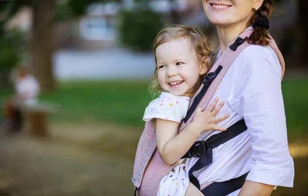 Femme Caucasienne Fille Dans Porte Bébé Dans Parc Été — Photo