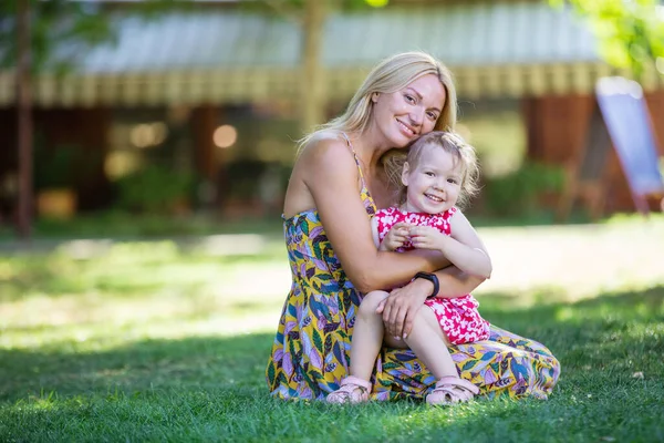 Mor Och Liten Flicka Sommarparken Kvinna Kramande Dotter Ler Och — Stockfoto