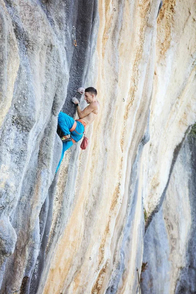 Caucásico Joven Hombre Escalada Desafiante Ruta Acantilado — Foto de Stock