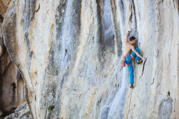 Caucasian Young Man Climbing Challenging Route Cliff — Stock Photo, Image
