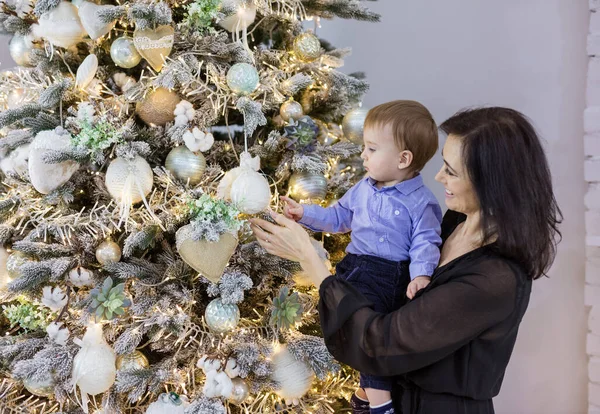 Mulher Madura Atraente Mostrando Bugigangas Árvore Natal Para Seu Neto — Fotografia de Stock