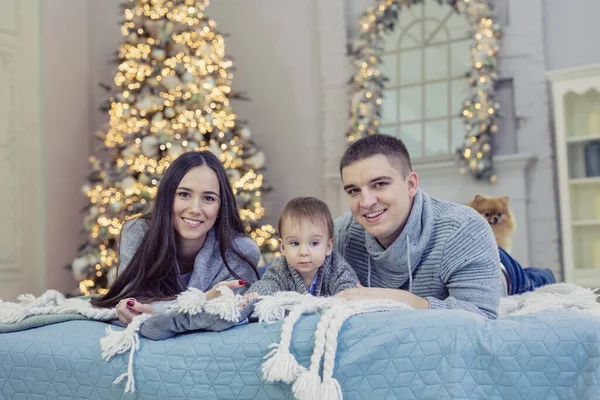 Jeune Famille Trois Personnes Sur Canapé Maison Avec Fond Noël — Photo