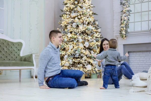 Feliz Pareja Joven Hijo Pequeño Cerca Del Árbol Navidad Casa —  Fotos de Stock