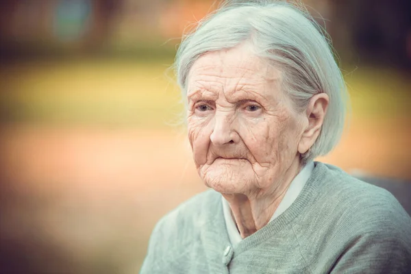 公园里沉思的老年妇女的画像 — 图库照片