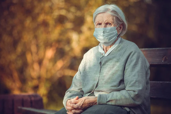 Portrett Eldre Kvinne Medisinsk Maske Sittende Benken Park – stockfoto