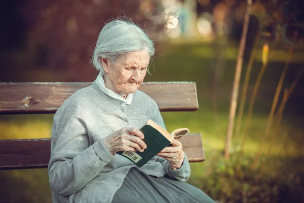 Porträt Einer Seniorin Park Liest Belletristik Buch — Stockfoto