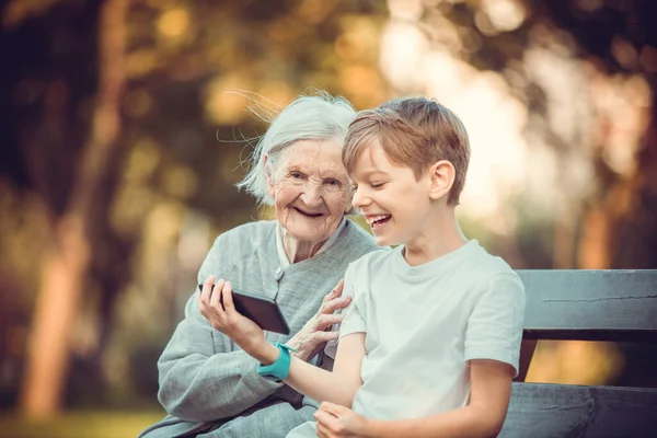 Young Boy His Great Grandmother Using Smartphone Makie Video Call — Stock Photo, Image