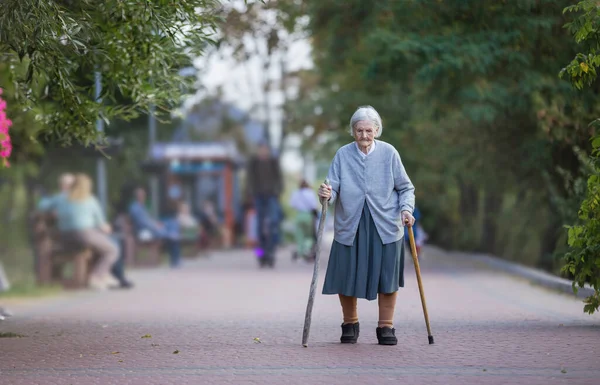 Mujer Mayor Con Dos Bastones Caminando Parque — Foto de Stock