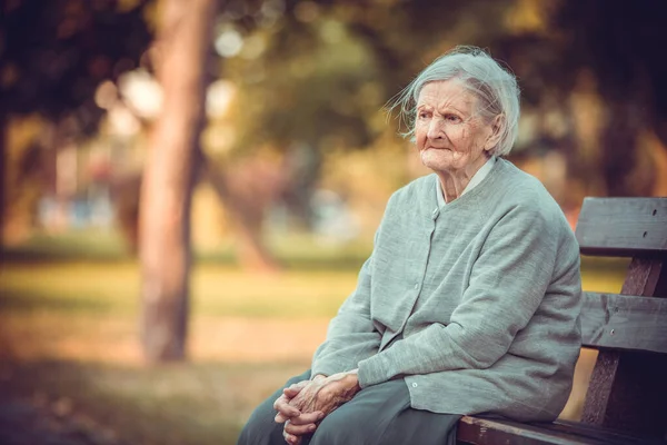 Porträtt Äldre Kvinna Som Sitter Bänk Höstparken Gammal Dam Känner — Stockfoto