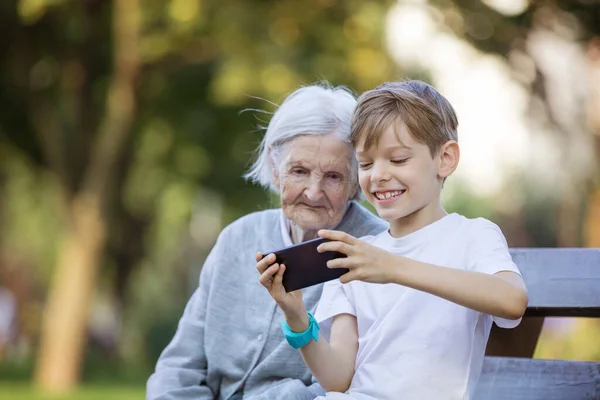 Mladý Chlapec Jeho Prababička Používají Smartphone Aby Vzali Selfie Dělám Stock Obrázky