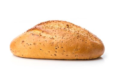 Beyaz arka planda susam tohumlu bir somun beyaz ekmek.