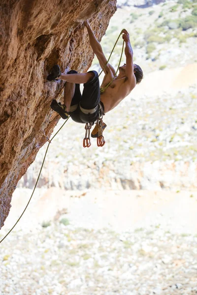 Young Man Clipping Rope While Climbing Overhanging Cliff — Stock Photo, Image