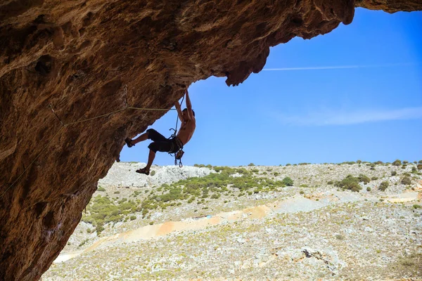 Mężczyzna Rock Alpinista Trudnej Trasie Klifie — Zdjęcie stockowe