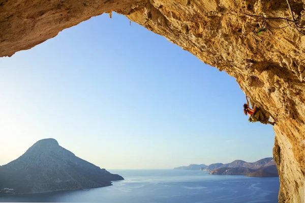 Mujer Joven Escalando Desafiante Ruta Cueva Atardecer Kalymnos Grecia —  Fotos de Stock