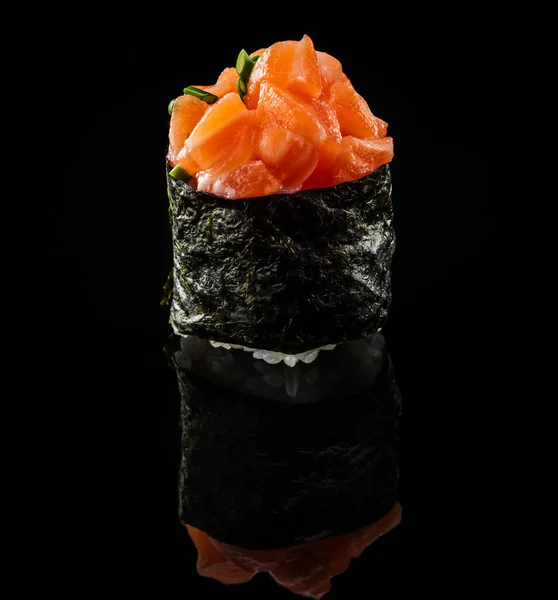 Rolo Maki Com Salmão Sobre Fundo Preto — Fotografia de Stock