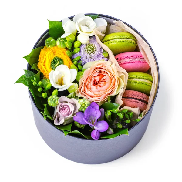 Cadeaudoosje Met Macarons Bloemen Wit Van Bovenaf Bekijken — Stockfoto