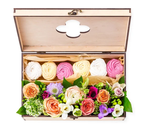 Cadeaudoosje Met Taarten Bloemen Wit Uitzicht Van Bovenaf — Stockfoto