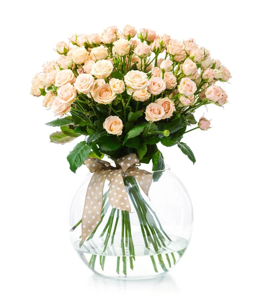 白い背景の上にガラス花瓶にクリームのバラの花束 — ストック写真
