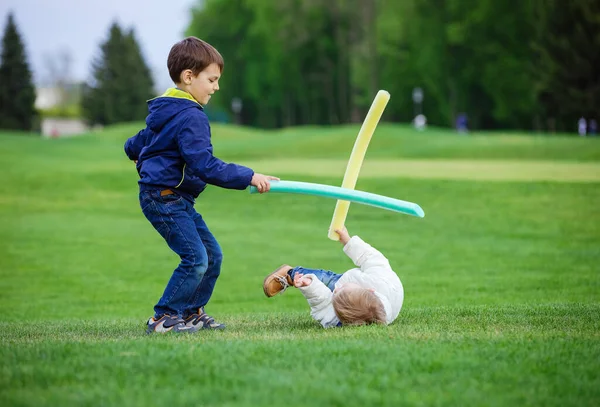 Garçons Âge Préscolaire Battant Avec Des Épées Jouets Dans Parc — Photo