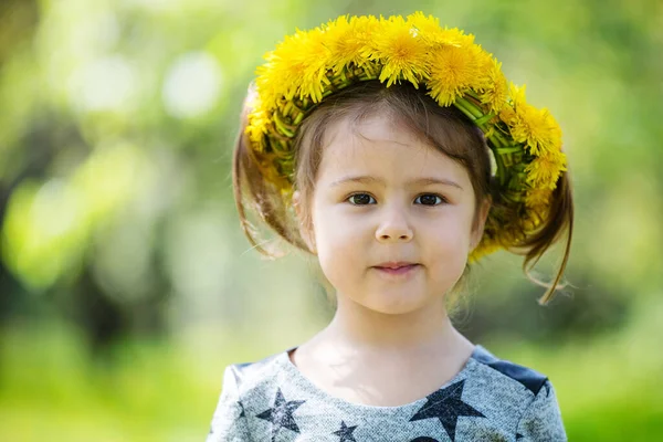 Cute Little Girl Wearing Wreath Dandelions Spring Park — Stock Photo, Image