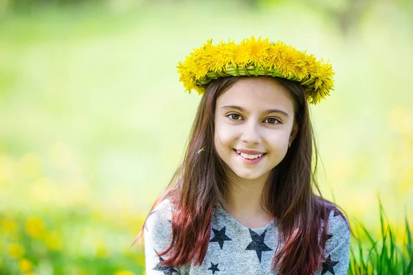 可爱的小女孩戴着蒲公英的花环 在户外微笑着 — 图库照片