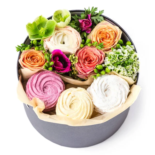 Cadeaudoosje Met Taarten Bloemen Wit Uitzicht Van Bovenaf — Stockfoto