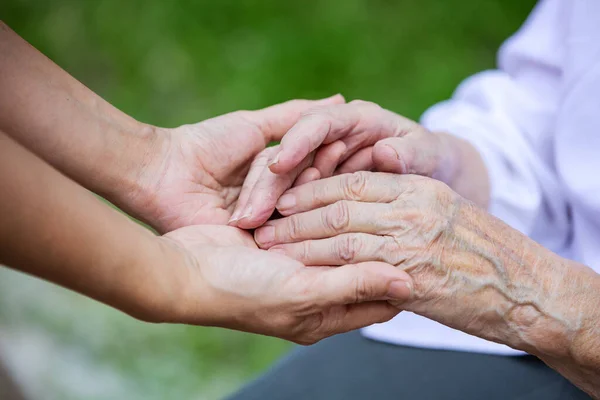 Händer Unga Vuxna Och Äldre Kvinnor Över Grön Bakgrund — Stockfoto