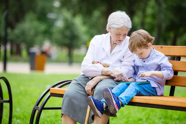 Kleiner Junge Und Seine Urgroßmutter Mit Tablet Park — Stockfoto