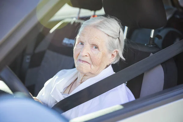Yaşlı Kadın Araba Kullanıyor — Stok fotoğraf