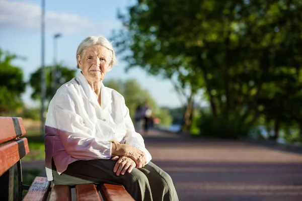 Senior Mulher Sentada Banco Parque Olhando Para Câmera — Fotografia de Stock