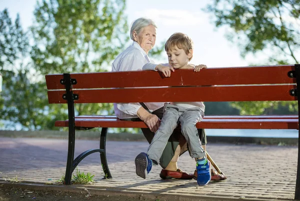 Senior Kvinna Och Barnbarnsbarn Sitter Bänk Sommarparken — Stockfoto