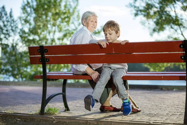 Senior Žena Pravnuk Sedí Lavičce Letním Parku — Stock fotografie