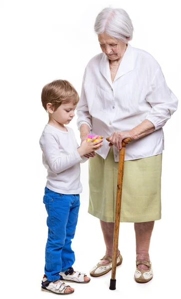 Kleiner Junge Und Seine Urgroßmutter Versuchen Würfelrätsel Auf Weißem Hintergrund — Stockfoto