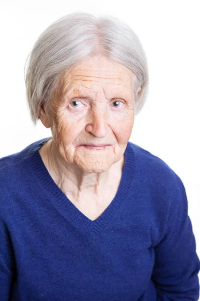 Портрет Пожилой Женщины Смотрящей Камеру Белом Фоне — стоковое фото