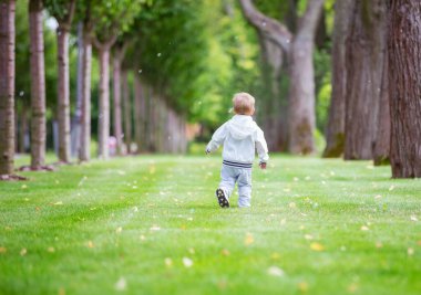 Parkta koşan sevimli küçük çocuk, dikiz aynasından