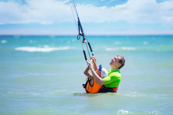 男风筝冲浪者教小男孩如何放风筝 积极的家庭假期概念 — 图库照片